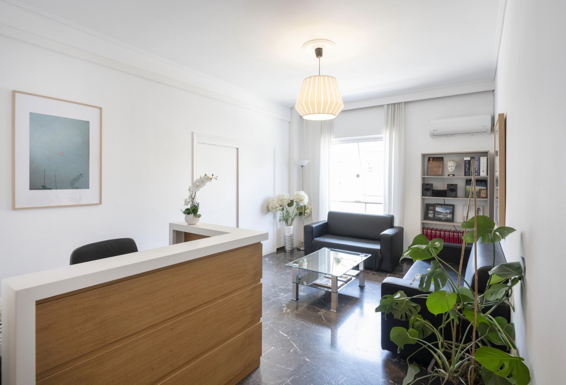Sprechzimmer der kardiologischen Praxis in der Messinias-Straße 2, Athen